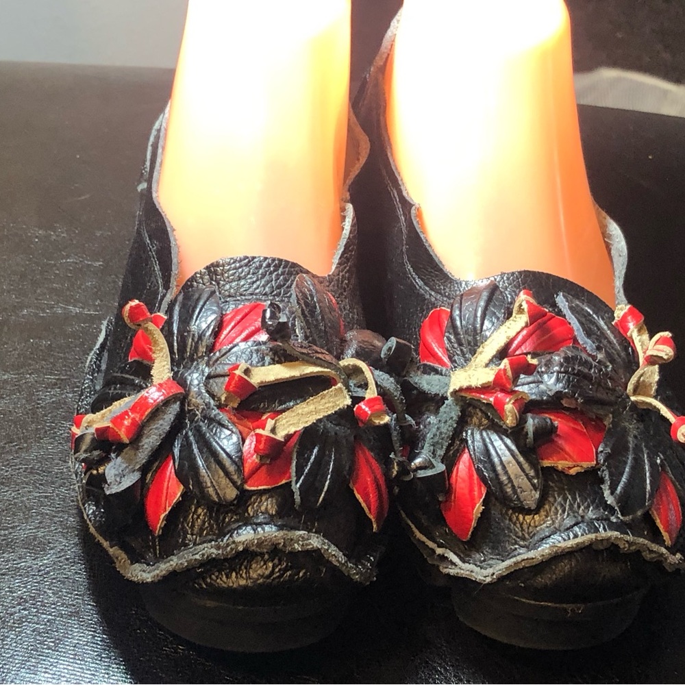 SOCOFY women's slip on leather shoes, black w floral accents Size 250/8.5US - Picture 4 of 11